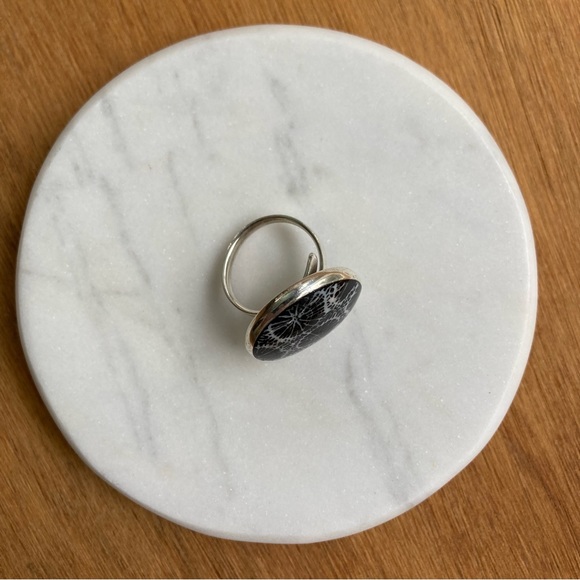 Sterling Silver Black and White Shell Ring Size 5.5 - Picture 3 of 4